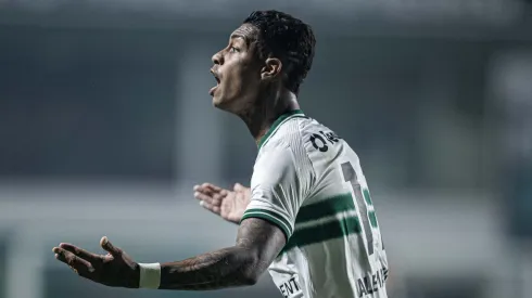 Foto: Heber Gomes/AGIF – Alef Manga,  jogador do Coritiba comemora seu gol durante partida contra o Goias no estadio Serrinha pelo campeonato Brasileiro A 2023.
