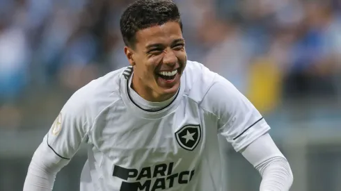  Carlos Alberto jogador do Botafogo comemora seu gol durante partida contra o Grêmio (Foto: Pedro H. Tesch/AGIF)
