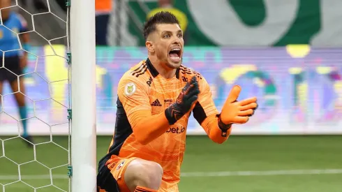 Foto: Marcello Zambrana/AGIF – Tiago Volpi, ex-goleiro do Sao Paulo, durante partida contra o Palmeiras no estadio Arena Allianz Parque pelo campeonato Brasileiro A 2021. 
