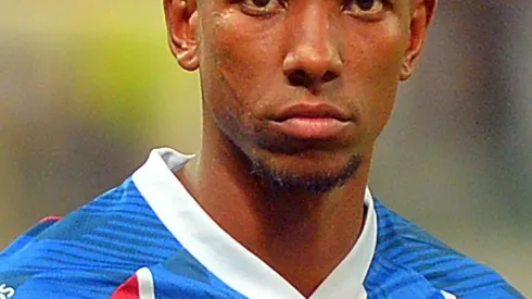 Kanu, jogador do Bahia durante execução do hino nacional antes da partida contra o Grêmio (Foto: Walmir Cirne/AGIF)
