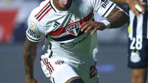 David jogador do São Paulo comemora seu gol durante duelo contra o Santos no Morumbi (Foto: Marcello Zambrana/AGIF)
