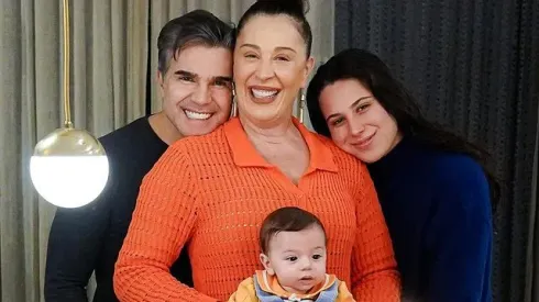 Claudia e família comemorando o quinto mês de Luca. Reprodução/Instagram oficial de Claudia Raia
