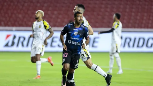 Junior Sornoza com a camisa do Del Valle – Foto: Franklin Jacome/Getty Images)
