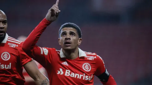 RS – Porto Alegre – 24/06/2022 – BRASILEIRO A, INTERNACIONAL X CORITIBA – Taison jogador do Internacional comemora seu gol durante partida contra o Coritiba no estadio Beira-Rio pelo campeonato Brasileiro A 2022. Foto: Maxi Franzoi/AGIF
