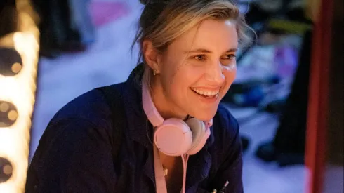 Greta Gerwig dirigindo Barbie – Foto: Warner Bros.
