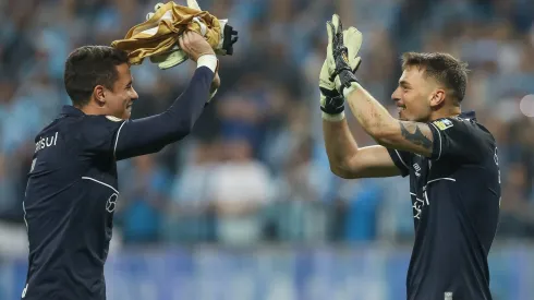 RS – PORTO ALEGRE – 21/05/2023 – BRASILEIRO A 2023, GREMIO X INTERNACIONAL – Gabriel Grando e Brenno goleiros do Gremio comemoram vitoria ao final da partida contra o Internacional no estadio Arena do Gremio pelo campeonato BRASILEIRO A 2023. Foto: Pedro H. Tesch/AGIF
