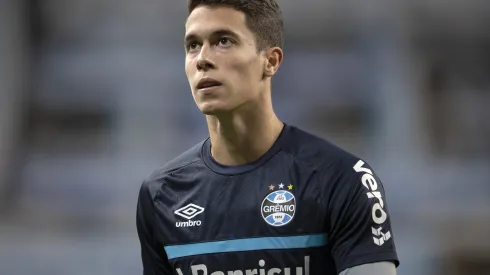 Brenno com a camisa do Grêmio - Foto: Liamara Polli - Pool/Getty Images