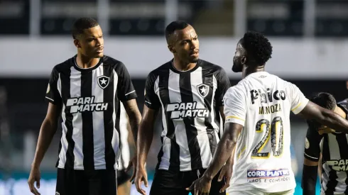 Foto: Abner Dourado/AGIF – Mendoza, jogador do Santos discute com jogador Junior Santos do Botafogo durante partida no estadio Vila Belmiro pelo campeonato Brasileiro A 2023. 
