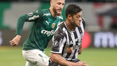 SP – Sao Paulo – 21/09/2021 – LIBERTADORES 2021, PALMEIRAS X ATLETICO MG – Ze Rafael jogador do Palmeiras disputa lance com Hulk jogador do Atletico-MG durante partida no estadio Arena Allianz Parque pelo campeonato Copa Libertadores 2021. Foto: Marcello Zambrana/AGIF
