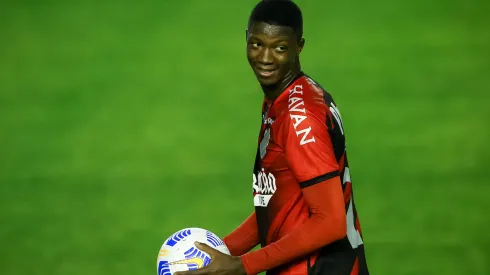 Foto: Pedro H. Tesch/AGIF - Matheus Babi: novamente de saída do Athletico