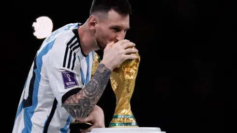 Catar – Doha – 18/12/2022 – COPA DO MUNDO 2022 FINAL, ARGENTINA X FRANCA – Messi jogador do Argentina com a taca de campeao do mundo durante cerimonia de premiacao apos vitoria na partida contra o Franca no estadio Lusail pela decisao do campeonato Copa do Mundo 2022. Foto: Pedro Martins/AGIF
