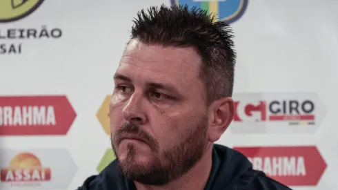 Thiago Kosloski, técnico do Coritiba, durante partida contra o Fluminense no Couto Pereira pelo Brasileiro A 2023. Foto: Robson Mafra/AGIF
