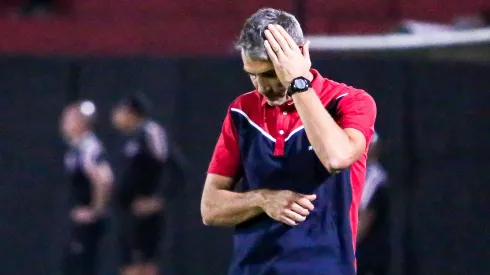 Vojvoda, técnico do Fortaleza, fala do mau momento da equipe antes de embarque da partida da Sul-Americana. Foto: Rafael Vieira/AGIF
