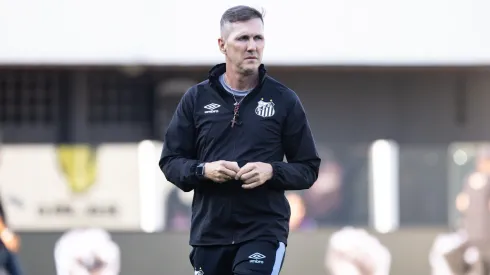 Foto: Abner Dourado/AGIF- Paulo Turra tenta resolver problemas defensivos