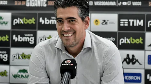 RJ – Rio de Janeiro – 27/01/2023 – VASCO, APRESENTACAO ROBSON – O dirigente Paulo Bracks  fala aos jornalistas durante apresentacao oficial de XXXX como jogador do Vasco em coletiva de imprensa realizada no CT Moacyr Barbosa. Foto: Thiago Ribeiro/AGIF
