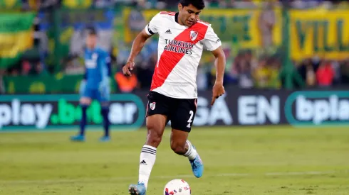 FLORENCIO VARELA, ARGENTINA – APRIL 02: Robert Rojas of River Plate plays the ball during a match between Defensa y Justicia and River Plate as part of Copa de la Liga 2022 at Estadio Norberto Tomaghello on April 2, 2022 in Florencio Varela, Argentina. (Photo by Daniel Jayo/Getty Images)
