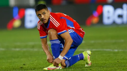 SANTIAGO, CHILE - MARCH 27: Alexis Sanchez (L) of Chile ties his shoes during international friendly match against Paraguay at Estadio Monumental David Arellano on March 27, 2023 in Santiago, Chile. (Photo by Marcelo Hernandez/Getty Images)