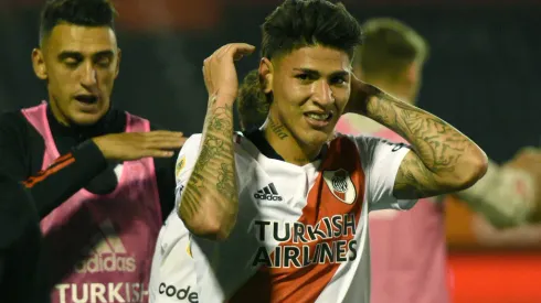 ROSARIO, ARGENTINA - SEPTEMBER 15: Jorge Carrascal of River Plate celebrates after scoring the third goal of his team during a match between Newell's Old Boys and River Plate as part of Torneo Liga Profesional 2021 at Marcelo Bielsa Stadium on September 15, 2021 in Rosario, Argentina. (Photo by Luciano Bisbal/Getty Images)