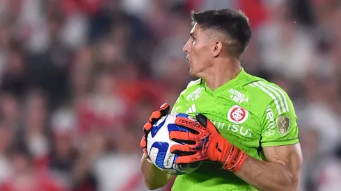 BUENOS AIRES, ARGENTINA – AUGUST 01: Sergio Rochet of Internacional makes a save during a Copa CONMEBOL Libertadores 2023 round of sixteen first leg match between River Plate and Internacional at Estadio Más Monumental Antonio Vespucio Liberti on August 01, 2023 in Buenos Aires, Argentina. (Photo by Marcelo Endelli/Getty Images)