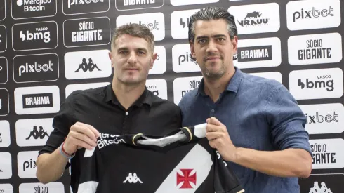 Foto: Daniel Ramalho/Vasco – Vegetti recebendo a camisa 99 de Bracks