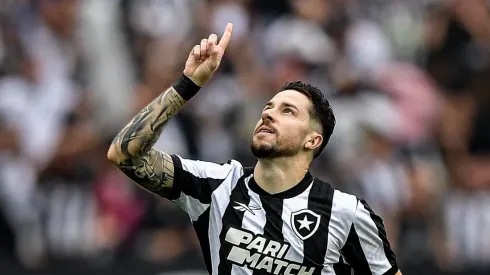 Foto: Thiago Ribeiro/AGIF – Gustavo Sauer jogador do Botafogo comemora seu gol durante partida contra o Coritiba no estadio Engenhao pelo campeonato Brasileiro A 2023. 
