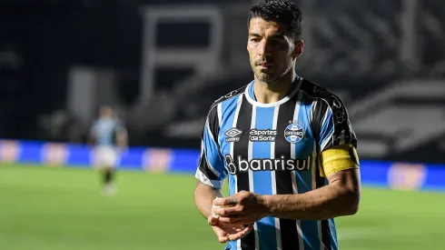 RJ – RIO DE JANEIRO – 06/08/2023 – BRASILEIRO A 2023, VASCO X GREMIO – Luis Suarez jogador do Gremio lamenta derrota ao final da partida contra o Vasco no estadio Sao Januario pelo campeonato Brasileiro A 2023. Foto: Thiago Ribeiro/AGIF
