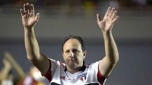 GOIANIA, BRAZIL – SEPTEMBER 01: Rogério Ceni head coach of Sao Paulo waves to supporters prior to a Copa CONMEBOL Sudamericana 2022 first-leg semifinal match between Atletico Goianiense and Sao Paulo at Serra Dourada Stadium on September 01, 2022 in Goiania, Brazil. (Photo by Andressa Anholete/Getty Images)
