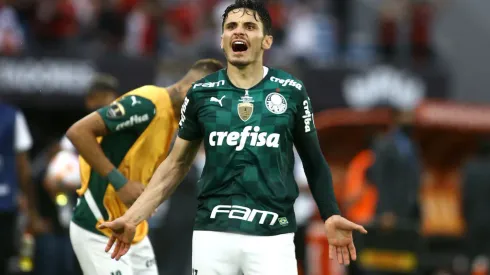 MONTEVIDEO, URUGUAY – NOVEMBER 27: Rapahel Veiga of Palmeiras celebrates after the second goal of his team scored by Deyverson of Palmeiras (not in frame) during the final match of Copa CONMEBOL Libertadores 2021 between Palmeiras and Flamengo at Centenario Stadium on November 27, 2021 in Montevideo, Uruguay. (Photo by Ernesto Ryan/Getty Images)