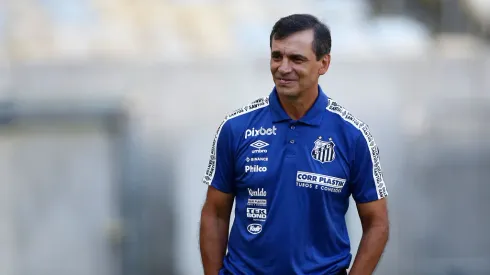 RIO DE JANEIRO, BRAZIL – APRIL 09: Fabian Bustos head coach of Santos during a match between Fluminense and Santos as part of Brasileirao 2022 at Maracana Stadium on April 9, 2022 in Rio de Janeiro, Brazil. (Photo by Wagner Meier/Getty Images)
