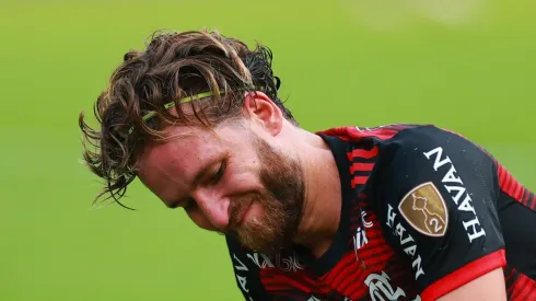 Photo by Hector Vivas/Getty Images – Léo Pereira recebe notícia no Flamengo
