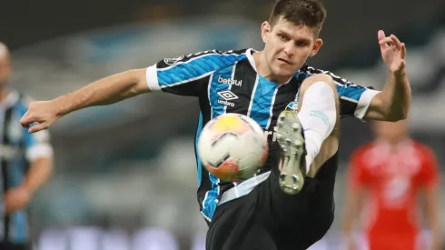 PROBLEMÃO! Kannemann volta, mas Renato perde titular em treino do Grêmio - Foto: Silvio Avila - Pool/Getty Images)