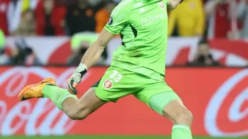 Foto: Divulgação/Internacional/Ricardo Duarte. Rochet batendo pênalti da classificação do Internacional
