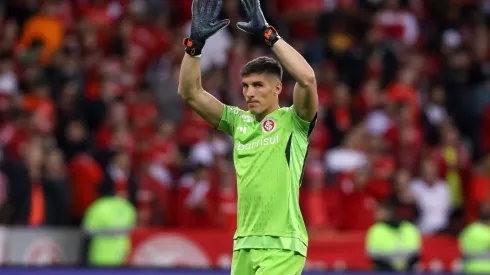 PORTO ALEGRE, BRAZIL – AUGUST 08: Sergio Rochet of Internacional acknowledges the fans during a Copa CONMEBOL Libertadores 2023 round of sixteen second leg match between Internacional and River Plate at Beira-Rio Stadium on August 08, 2023 in Porto Alegre, Brazil. (Photo by Pedro Tesch/Getty Images)
