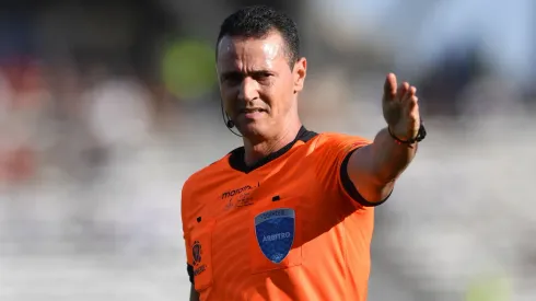 CORDOBA, ARGENTINA – OCTOBER 01: Referee Wilmar Roldán gestures during the Copa CONMEBOL Sudamericana 2022 Final match between Sao Paulo and Independiente del Valle at Mario Alberto Kempes Stadium on October 01, 2022 in Cordoba, Argentina. (Photo by Marcelo Endelli/Getty Images)
