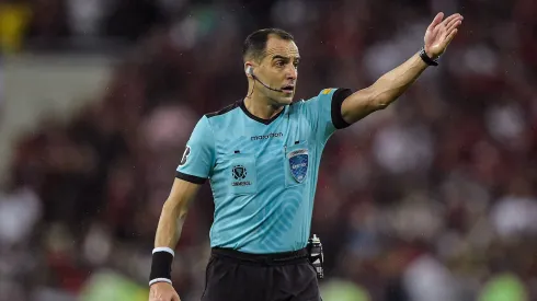 RJ – Rio de Janeiro – 09/08/2022 – LIBERTADORES 2022, FLAMENGO X CORINTHIANS – O arbitro Esteban Ostojich durante partida entre Flamengo e Corinthians no estadio Maracana pelo campeonato Copa Libertadores 2022. Foto: Thiago Ribeiro/AGIF
