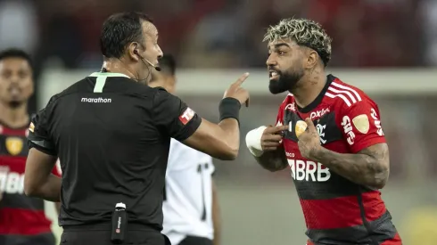 Foto: Jorge Rodrigues/AGIF – Gabigol reclamou muito após anulação do gol no Flamengo.
