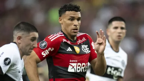 Foto: Jorge Rodrigues/AGIF – Victor Hugo marcou, mas o gol do Flamengo acabou anulado.
