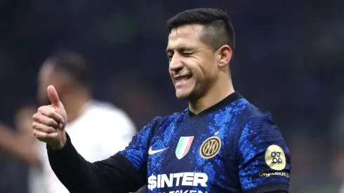 MILAN, ITALY – DECEMBER 12:  Alexis Sanchez of Internazionale winks as he gives a thumbs up during the Serie A match between FC Internazionale and Cagliari Calcio at Stadio Giuseppe Meazza on December 12, 2021 in Milan, Italy. (Photo by Marco Luzzani/Getty Images)
