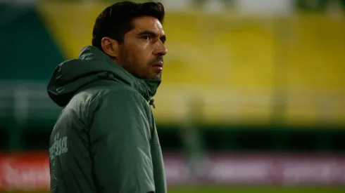 FLORENCIO VARELA, ARGENTINA - MAY 04: Abel Ferreira head coach of Palmeiras looks on during a match between Defensa y Justicia and Palmeiras as part of Group A of Copa CONMEBOL Libertadores 2021 at Estadio Norberto Tomaghello on May 04, 2021 in Florencio Varela, Argentina. (Photo by Marcos Brindicci - Pool/Getty Images)
