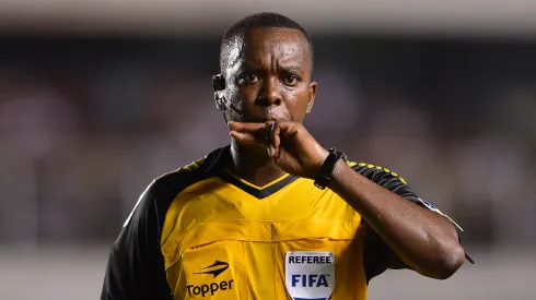 SANTOS – SP – 29/01/2014 – PAULISTA 2014/SANTOS X CORINTHIANS – O arbitro Paulo Cesar de Oliveira durante partida entre Santos e Corinthians pelo Campeonato Paulista 2014 no estadio da Vila Belmiro. Foto: Mauro Horita/AGIF