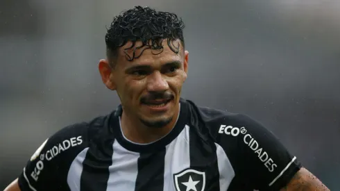 RIO DE JANEIRO, BRAZIL - JULY 2: Tiquinho Soares looks on during the match between Botafogo and Vasco Da Gama as part of Brasileirao Series A 2023 at Estadio Olimpico Nilton Santos on July 2, 2023 in Rio de Janeiro, Brazil. (Photo by Wagner Meier/Getty Images)