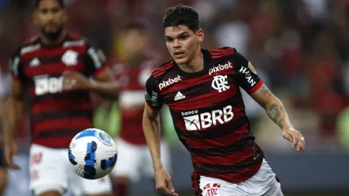 URGENTE! Ayrton Lucas aceita oferta e falta uma coisa p/saída do Flamengo -Foto: Wagner Meier/Getty Images
