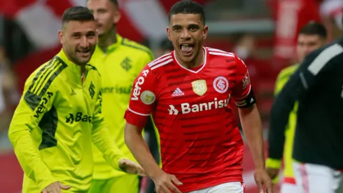 PORTO ALEGRE, BRAZIL – NOVEMBER 06: Taison (C) of Internacional celebrates after scoring his team's first goal during the match between Internacional and Gremio as part of Brasileirao Series A at Beira-Rio Stadium on November 6, 2021 in Porto Alegre, Brazil. (Photo by Silvio Avila/Getty Images)
