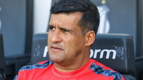 SP - SANTOS - 05/08/2023 - BRASILEIRO A 2023, SANTOS X ATHLETICO-PR -Wesley Carvalho tecnico do Athletico-PR durante partida contra o Santos no estadio Vila Belmiro pelo campeonato Brasileiro A 2023. Foto: Marcello Zambrana/AGIF