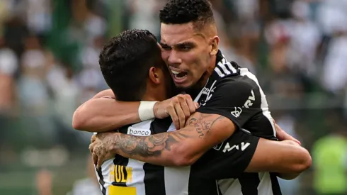 MG – BELO HORIZONTE – 18/03/2023 – MINEIRO 2023, ATLETICO-MG X ATHLETIC CLUB – Hulk jogador do Atletico-MG comemora seu gol com Paulinho jogador da sua equipe durante partida contra o Athletic Club no estadio Independencia pelo campeonato Mineiro 2023. Foto: Gilson Junio/AGIF
