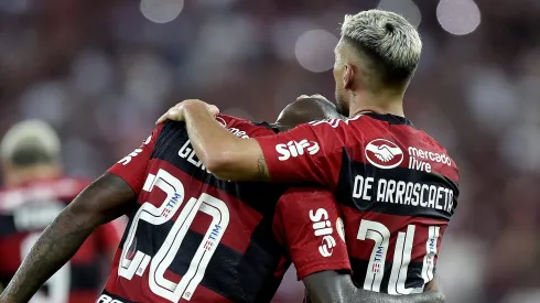 Photo by Alexandre Loureiro/Getty Images – Gabigol e Arrascaeta curtem classificação do Flamengo
