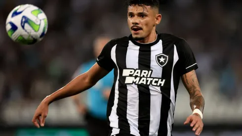 RIO DE JANEIRO, BRAZIL – MAY 11: Tiquinho Soares of Botafogo looks the ball during the match between Botafogo and Corinthians as part of Brasileirao 2023 at Estadio Olímpico Nilton Santos on May 11, 2023 in Rio de Janeiro, Brazil. (Photo by Buda Mendes/Getty Images)
