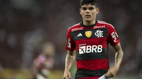Jorge Rodrigues/AGIF. Jorge Sampaoli explica motivo para perda de espaço de Ayrton Lucas na lateral do Flamengo
