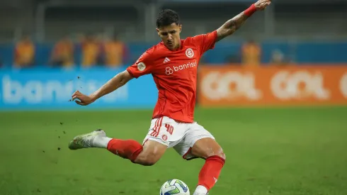RS - PORTO ALEGRE - 21/05/2023 - BRASILEIRO A 2023, GREMIO X INTERNACIONAL - Romulo jogador do Internacional durante partida contra o Gremio no estadio Arena do Gremio pelo campeonato BRASILEIRO A 2023. Foto: Pedro H. Tesch/AGIF
