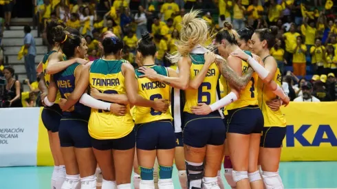 Brasil comemorou o título diante das peruanas. Foto: CBV